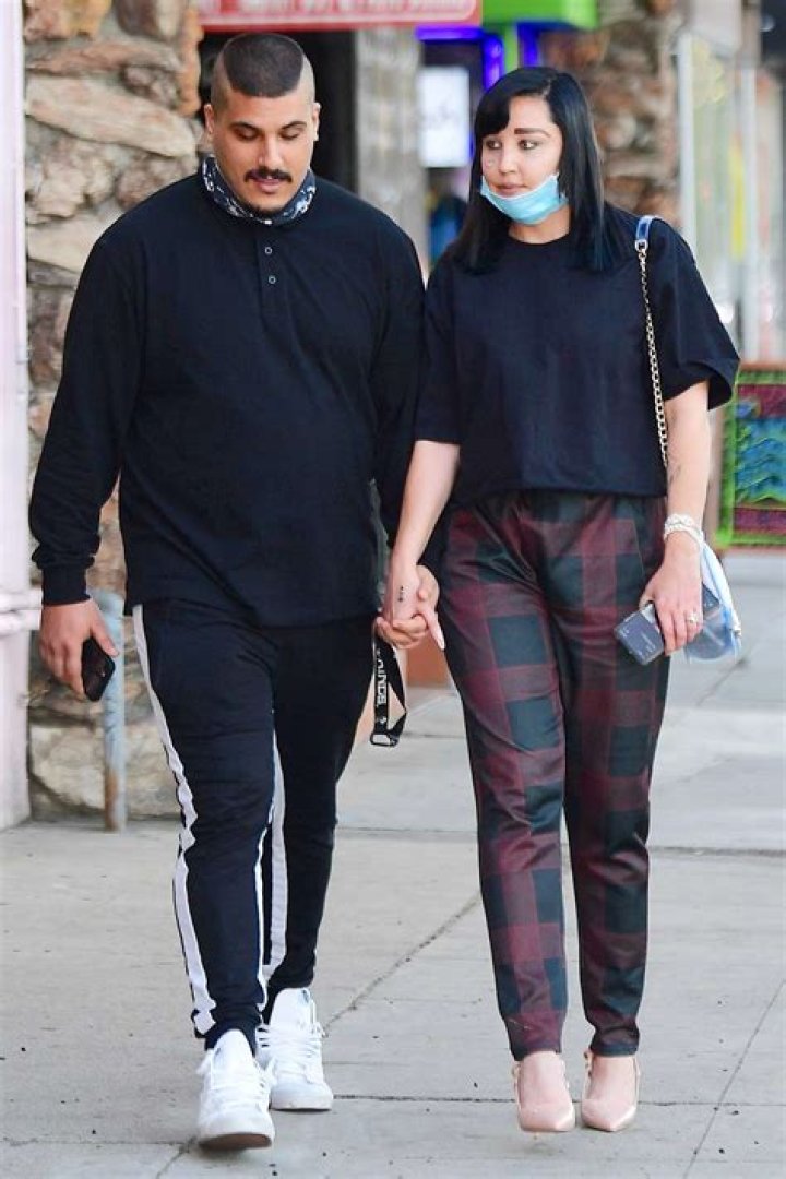 Amanda Bynes husband: Who is her fiancé Paul Michael? Are they married? 1 Amanda Bynes husband